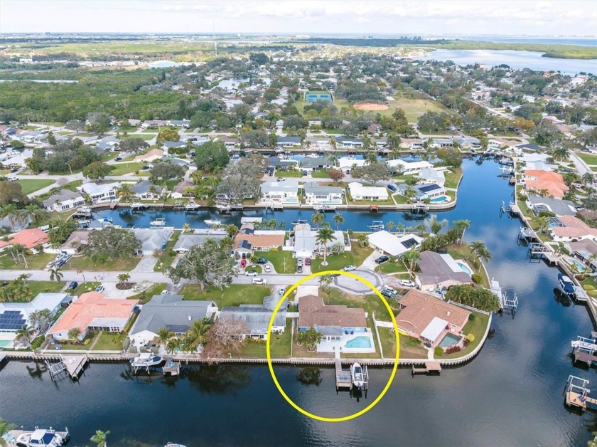BOATER'S PARADISE!!  THIS STUNNING RENOVATED WATERFRONT HOME in - Beach Home for sale in St. Petersburg, Florida on Beachhouse.com