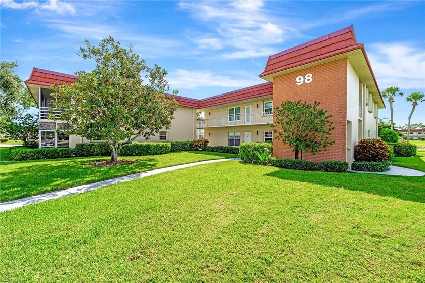 Light and bright 1BR/1.5BA corner unit in a 55+ development - Beach Condo for sale in Vero Beach, Florida on Beachhouse.com