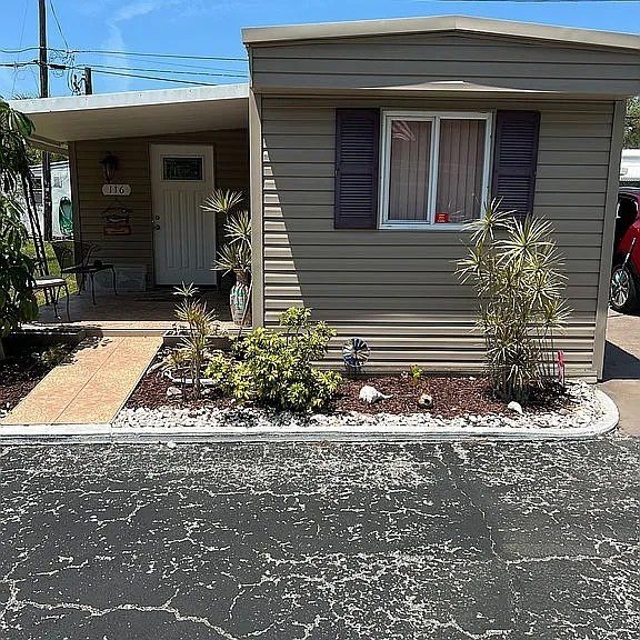 This beautifully remodeled 2-bedroom, 1-bath trailer home - Beach Home for sale in Clearwater, Florida on Beachhouse.com