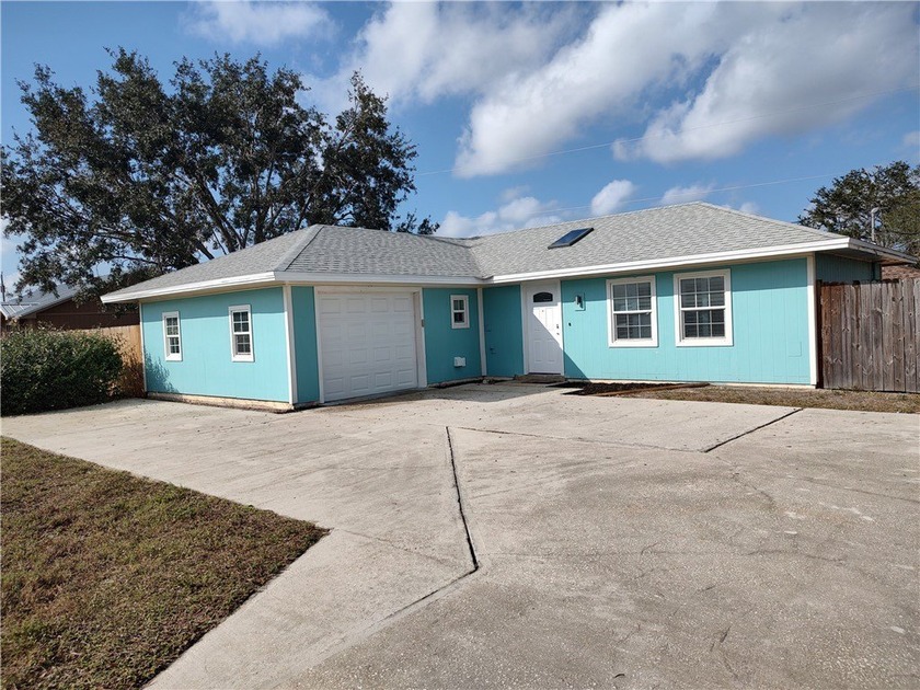 Charming 2 BR home with fenced yard. 1-car garage, large - Beach Home for sale in Vero Beach, Florida on Beachhouse.com