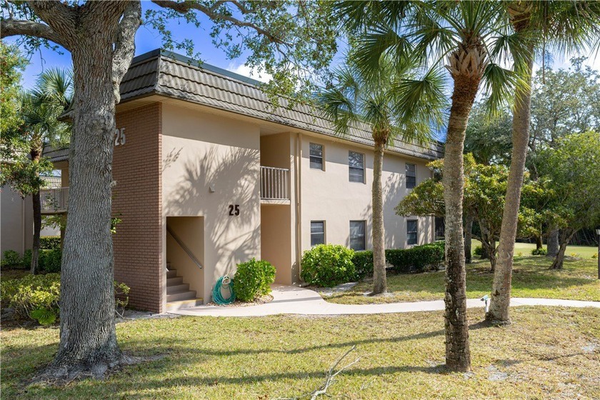 Beautifully maintained private corner unit w/gorgeous views of - Beach Condo for sale in Vero Beach, Florida on Beachhouse.com