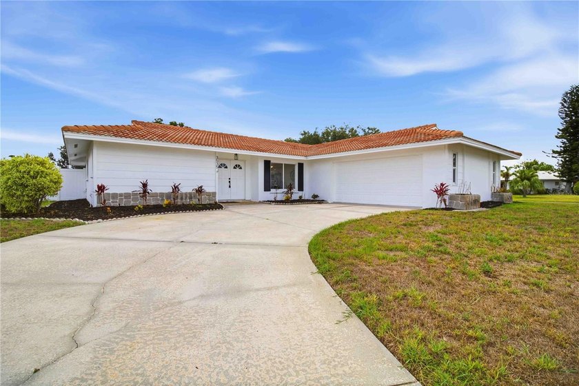 STUNNINGLY RENOVATED HOME IN THE HIGHLY DESIRABLE VILLAGE GREEN - Beach Home for sale in Sarasota, Florida on Beachhouse.com