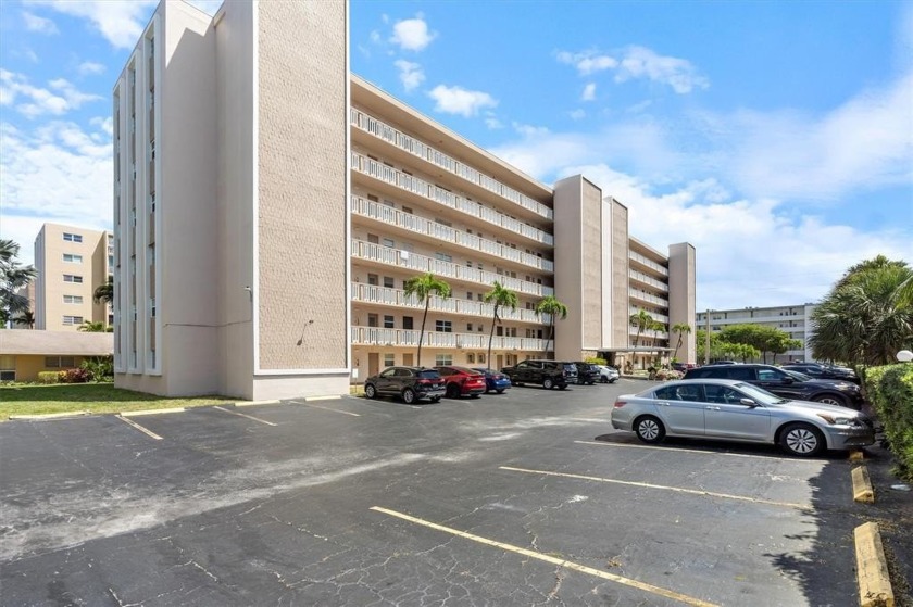 This spacious 2-bedroom, 2-bathroom condo offers a wonderful - Beach Condo for sale in Hallandale Beach, Florida on Beachhouse.com