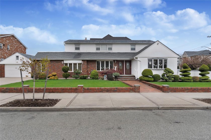 RARE LARGE CORNER HOME WITH GUEST LIVING QUARTERS! Don't miss - Beach Home for sale in Howard Beach, New York on Beachhouse.com