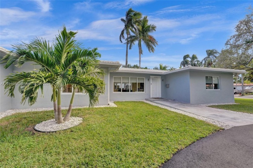 This beautiful 4 bedroom 3 bath home has been completely and - Beach Home for sale in Hollywood, Florida on Beachhouse.com