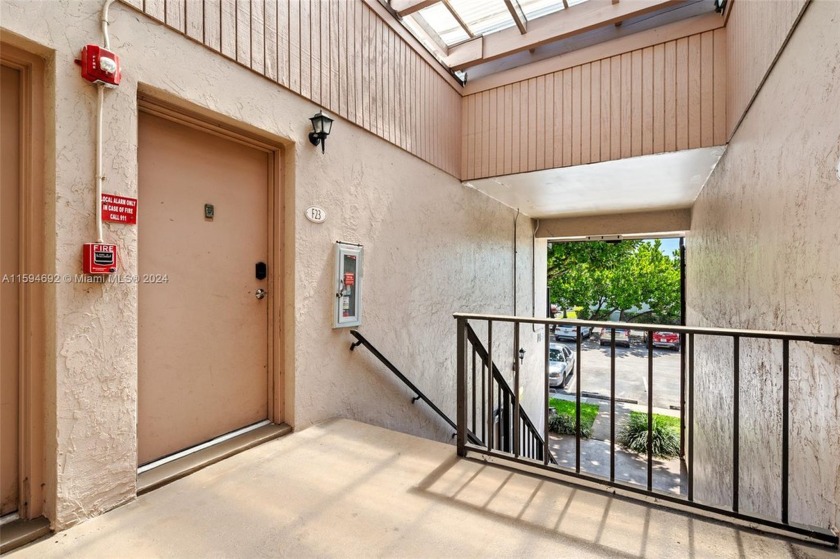 Nice Corner condo with open kitchen upgraded wood laminate - Beach Condo for sale in Hollywood, Florida on Beachhouse.com