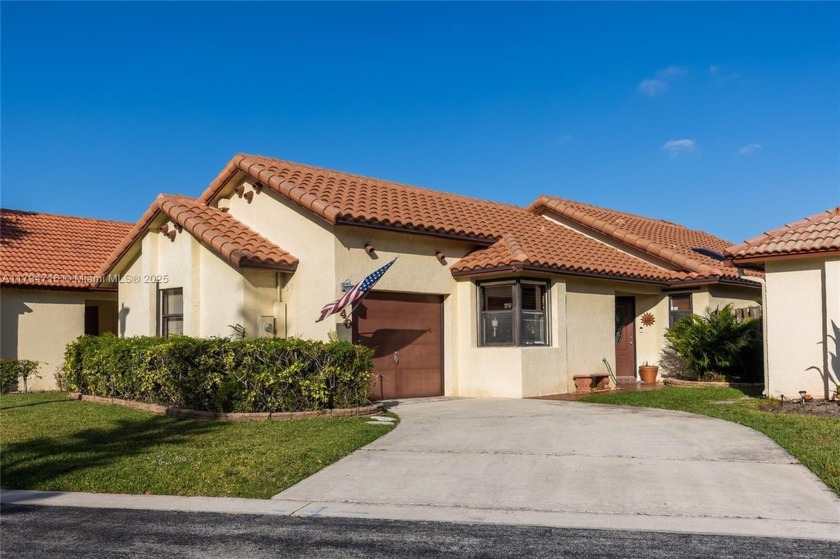 Welcome to this beautiful 2-bedroom, 2-bathroom lakefront pool - Beach Home for sale in Pembroke Pines, Florida on Beachhouse.com