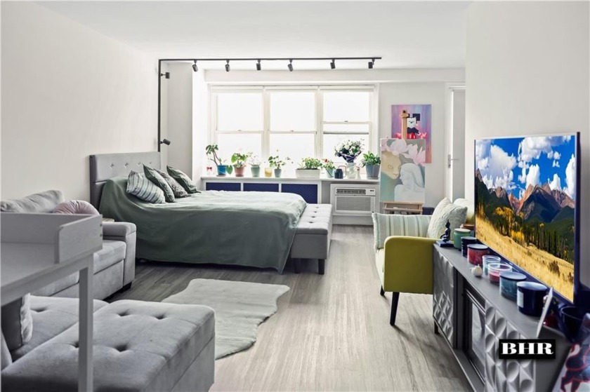 This is a beautifully renovated modern L-shaped studio that - Beach Other for sale in Brooklyn, New York on Beachhouse.com