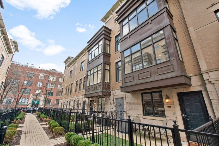 Desirable Kensington Park townhome featuring three bedrooms - Beach Townhome/Townhouse for sale in Chicago, Illinois on Beachhouse.com