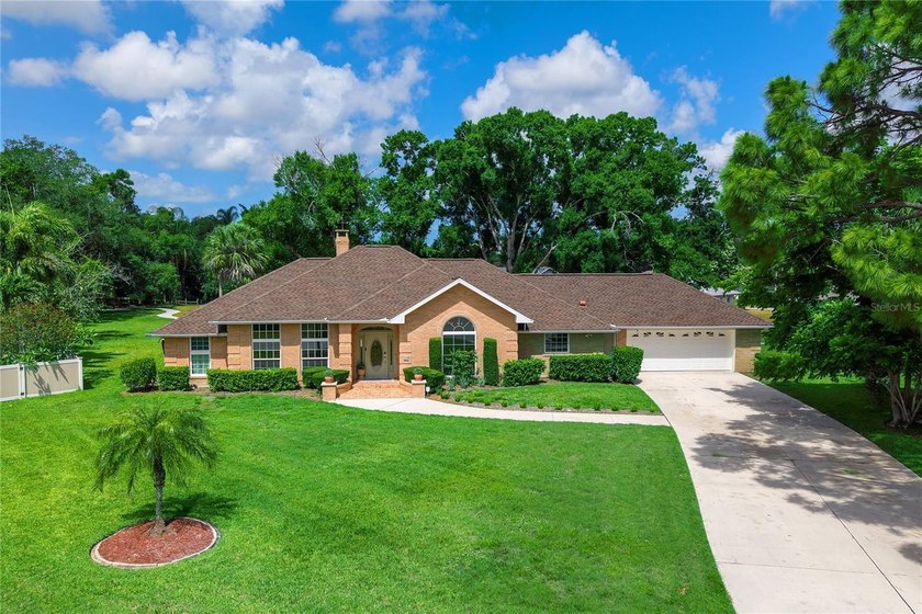 Welcome to 4908 Taywater Dell, an impeccable single-family home - Beach Home for sale in Sarasota, Florida on Beachhouse.com