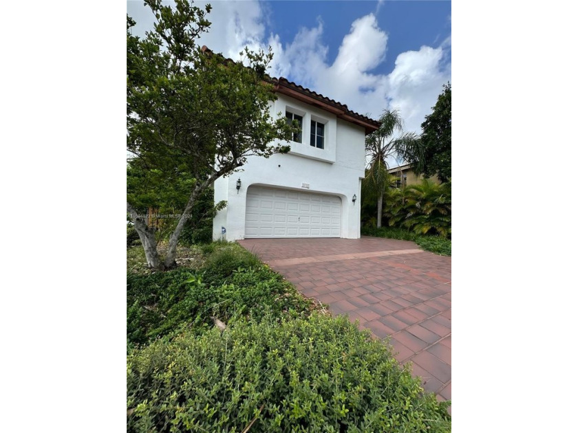 Welcome to this charming 4-bedroom, 2 and a half bathroom home - Beach Home for sale in Miami, Florida on Beachhouse.com