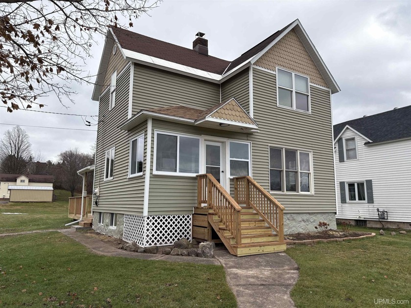 Nicely rejuvenated 3 bedroom, 1-1/2 bath home near Downtown - Beach Home for sale in Ironwood, Michigan on Beachhouse.com