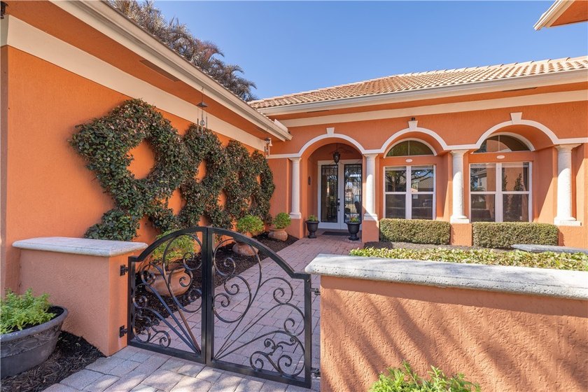 Meticulously landscaped courtyard entry, sculpted gardens and - Beach Home for sale in Vero Beach, Florida on Beachhouse.com