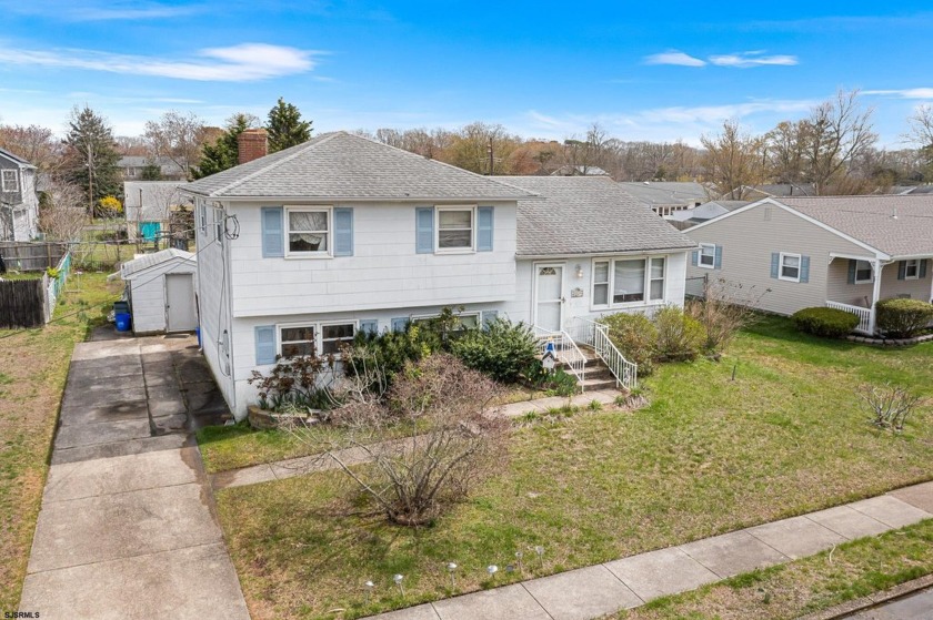 Charming Split-Level Home Perfect for Any Season! This cozy - Beach Home for sale in Somers Point, New Jersey on Beachhouse.com