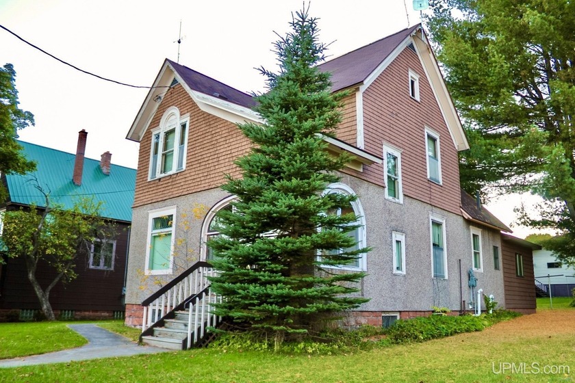 A charming home in the Village of Lake Linden! This centrally - Beach Townhome/Townhouse for sale in Lake Linden, Michigan on Beachhouse.com