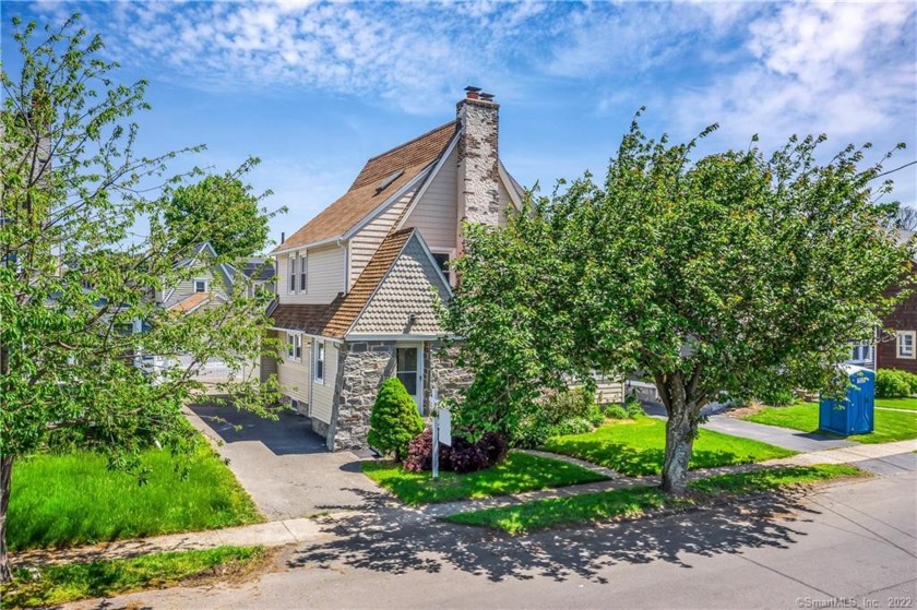 Stunning renovated colonial set in the heart of Paradise Green - Beach Home for sale in Stratford, Connecticut on Beachhouse.com