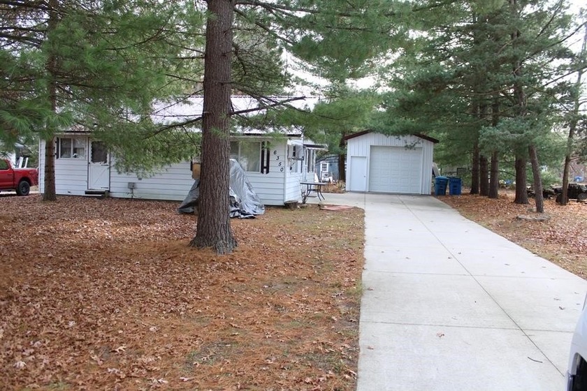 Very well maintained 2 bedroom home with access to a chain of - Beach Home for sale in Harrison, Michigan on Beachhouse.com