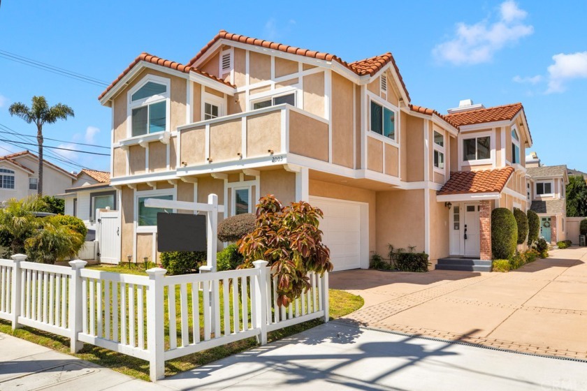 This beautiful detached front unit townhome features a flowing - Beach Townhome/Townhouse for sale in Redondo Beach, California on Beachhouse.com