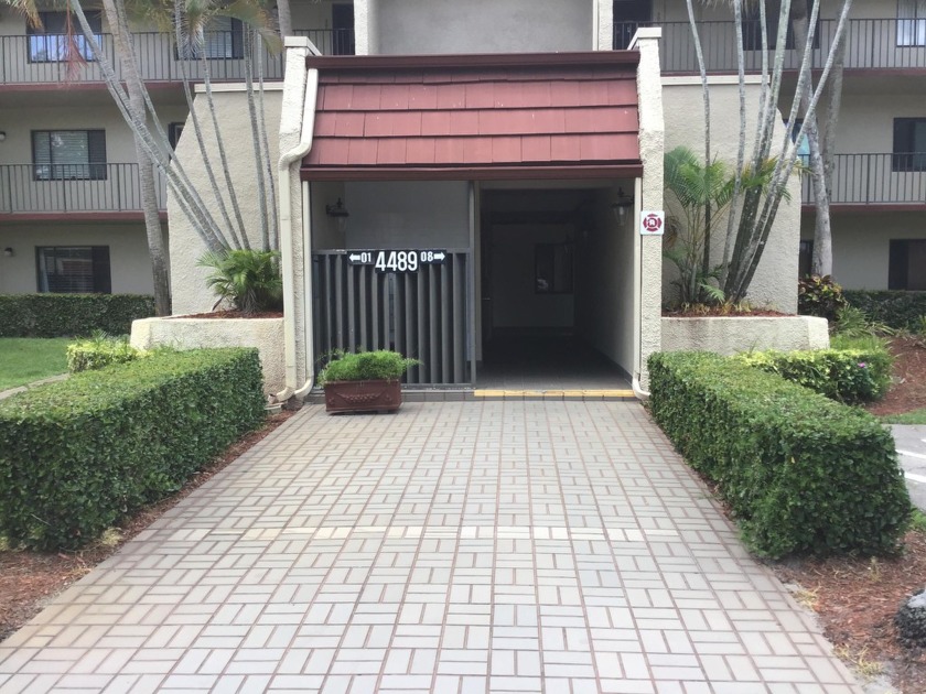 Large and airy lovely 2 bedroom 2 full bath in gated community - Beach Condo for sale in Lake Worth, Florida on Beachhouse.com
