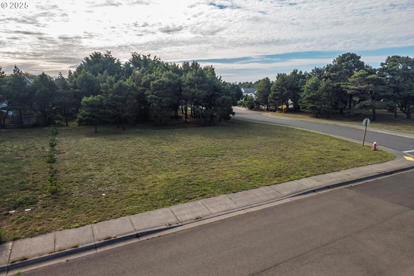 BANDON OCEAN TRAILS huge, .25-acre, level, corner lot with ideal - Beach Lot for sale in Bandon, Oregon on Beachhouse.com