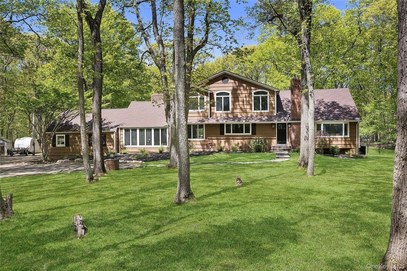 Welcome to 3 Pheasant Lane, your private Lloyd Neck retreat. As - Beach Home for sale in Lloyd Harbor, New York on Beachhouse.com