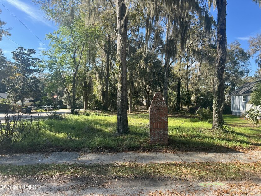 Prime Lot in Pigeon Point Area. Discover the perfect opportunity - Beach Lot for sale in Beaufort, South Carolina on Beachhouse.com