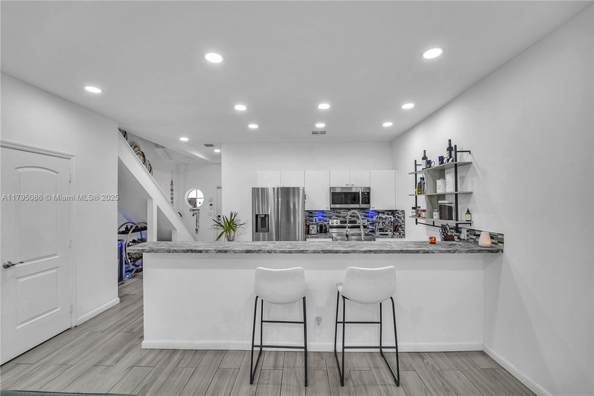 Welcome Home ! Spacious 3-bedroom 2.5-bathroom townhouse located - Beach Townhome/Townhouse for sale in Hollywood, Florida on Beachhouse.com