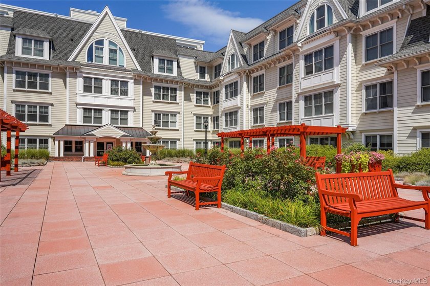 A refined one-bedroom residence at Sweetwater offering - Beach Condo for sale in Mamaroneck, New York on Beachhouse.com