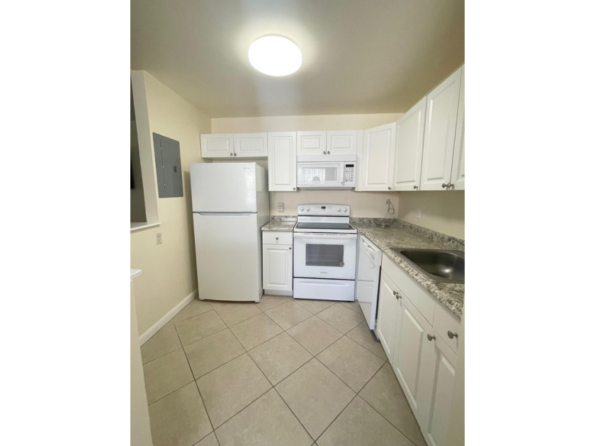 BEAUTIFUL, 1 BEDROOM CONDO IN GATED 55+ COMMUNITY. WALK TO - Beach Condo for sale in Delray Beach, Florida on Beachhouse.com