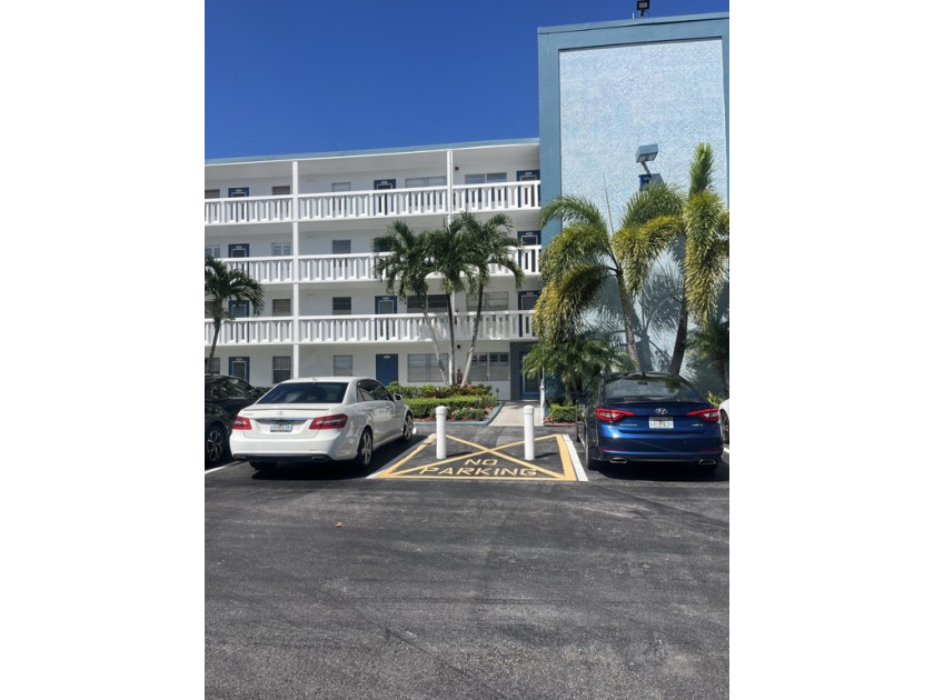 FRIST FLOOR WITH BEAUTIFUL LAKE VIEW. CLOSED IN PORCH, WELL - Beach Condo for sale in Boca Raton, Florida on Beachhouse.com