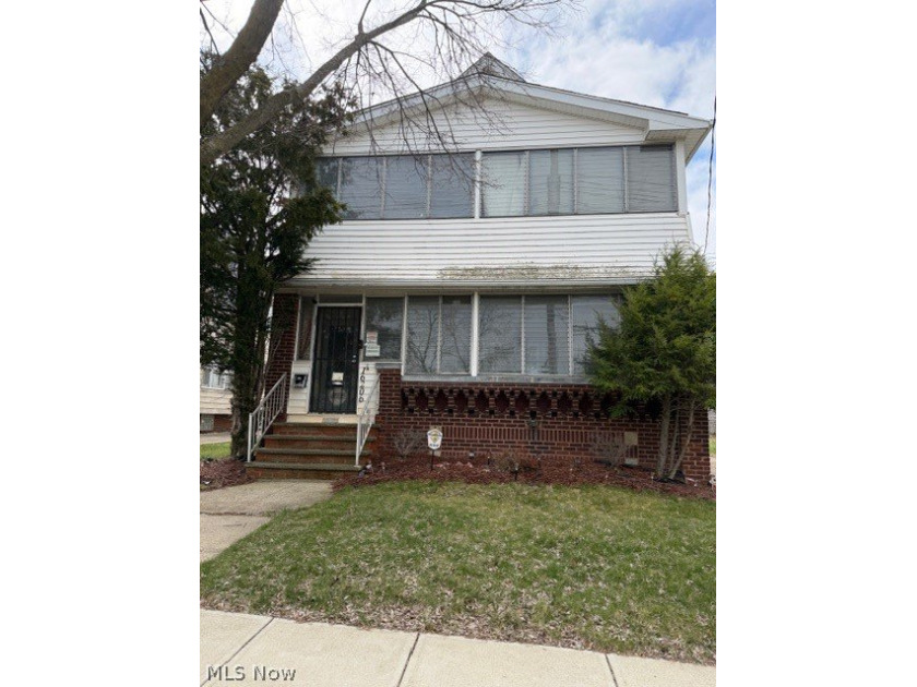 Investment opportunity! This well-laid-out duplex includes two - Beach Home for sale in Cleveland, Ohio on Beachhouse.com