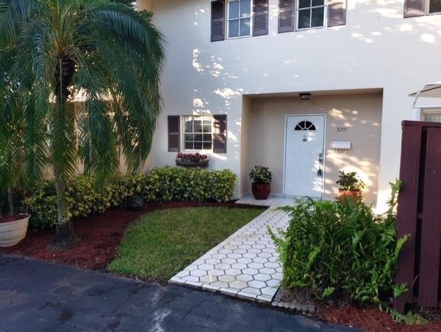 This spacious and beautiful end unit townhome has recently been - Beach Townhome/Townhouse for sale in Pompano Beach, Florida on Beachhouse.com