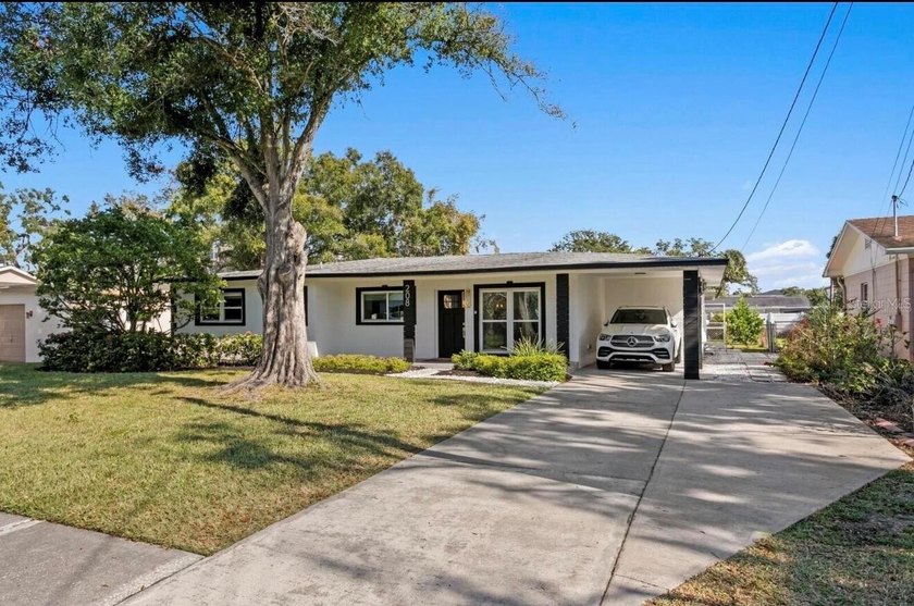 Beautifully updated South Tampa home offering an abundance of - Beach Home for sale in Tampa, Florida on Beachhouse.com