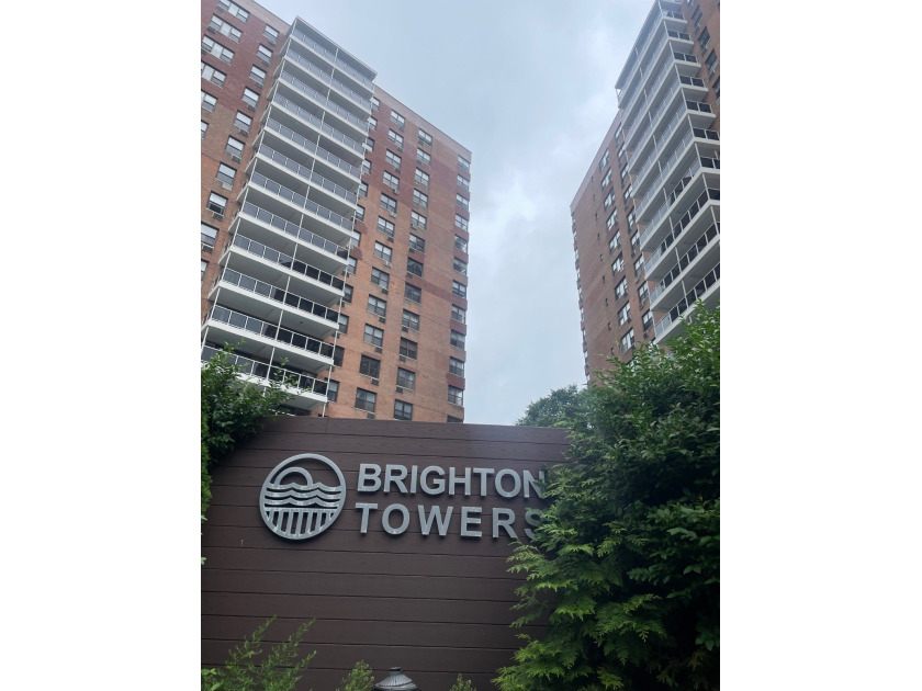 Huge real 1 full bedroom 1000 sq f with ocean view , high floor - Beach Apartment for sale in Brooklyn, New York on Beachhouse.com