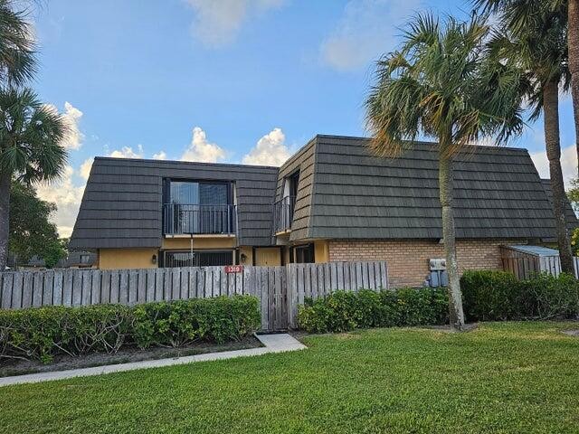 Wonderful 2 story townhome, enjoy spacious living areas with - Beach Townhome/Townhouse for sale in West Palm Beach, Florida on Beachhouse.com