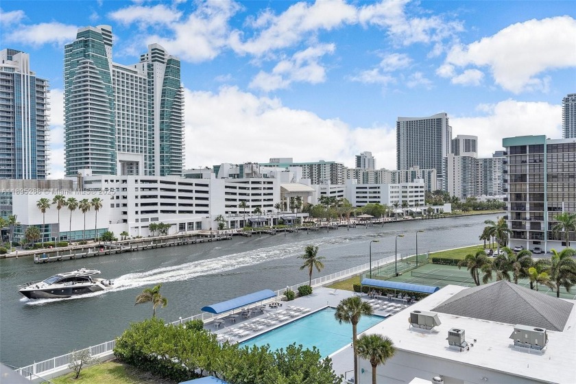 Generously sized 1 bedroom plus den, 1.5 bath condo (TAX RECORD - Beach Condo for sale in Hallandale Beach, Florida on Beachhouse.com