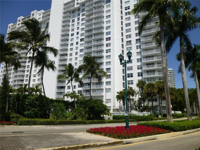 BEAUTIFUL 2 BD, 2 BA 1220 sq ft apartment in Aventura - Beach Condo for sale in Aventura, Florida on Beachhouse.com