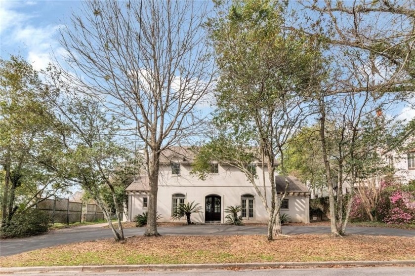 Beautiful Estate Home located in the heart of Country Club - Beach Home for sale in Mobile, Alabama on Beachhouse.com