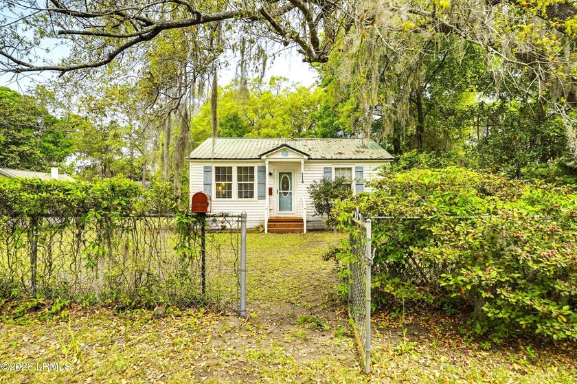 Adorable 2BR cottage on a lovely corner lot in highly desirable - Beach Home for sale in Beaufort, South Carolina on Beachhouse.com