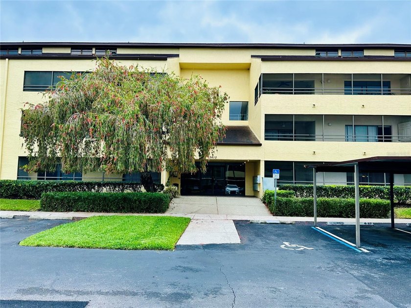 CARROLLWOOD VILLAGE WATERFRONT OPEN FLOOR PLAN CONDOMINIUM. $25 - Beach Condo for sale in Tampa, Florida on Beachhouse.com