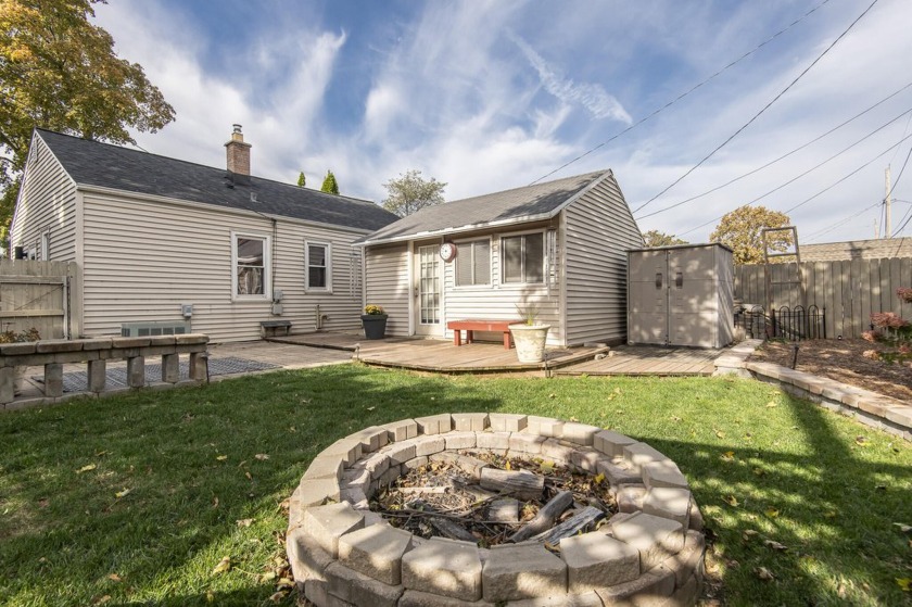 This cozy and adorable charmer is ready for you to call home - Beach Home for sale in Milwaukee, Wisconsin on Beachhouse.com