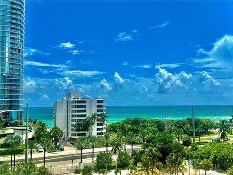 Upgraded one-bedroom condo with 1.5 baths and an oceanfront - Beach Condo for sale in Sunny Isles Beach, Florida on Beachhouse.com