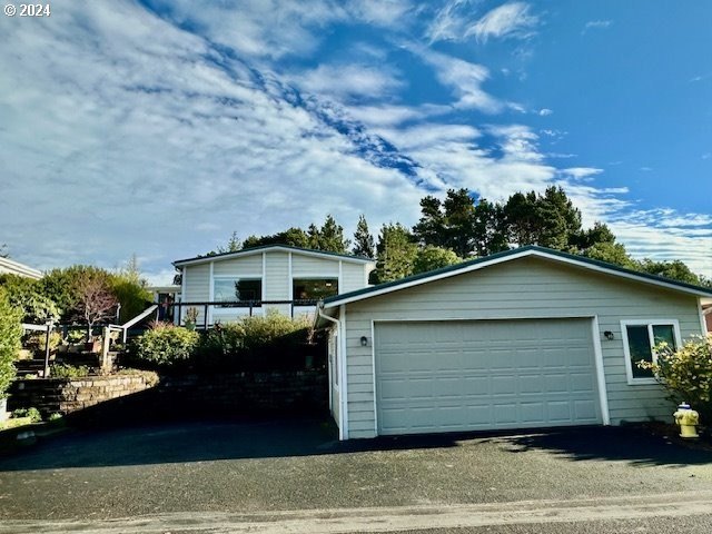 Beautiful home in Greentrees West with views of the Siuslaw - Beach Home for sale in Florence, Oregon on Beachhouse.com