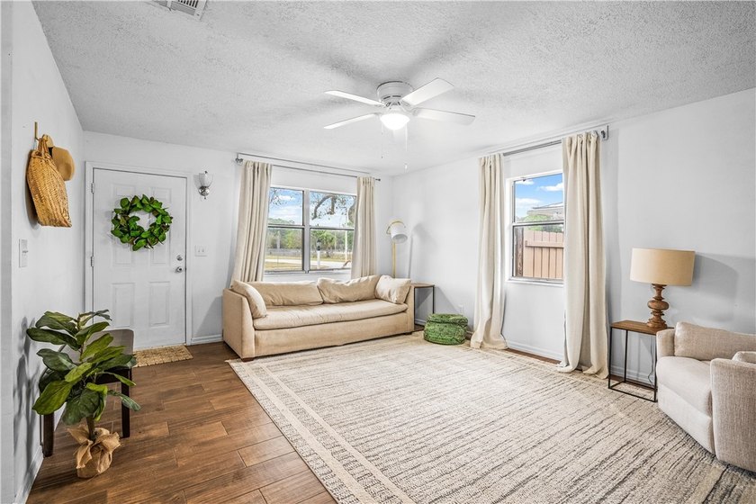 Move right into this charming 3-bedroom cottage featuring an - Beach Home for sale in Vero Beach, Florida on Beachhouse.com