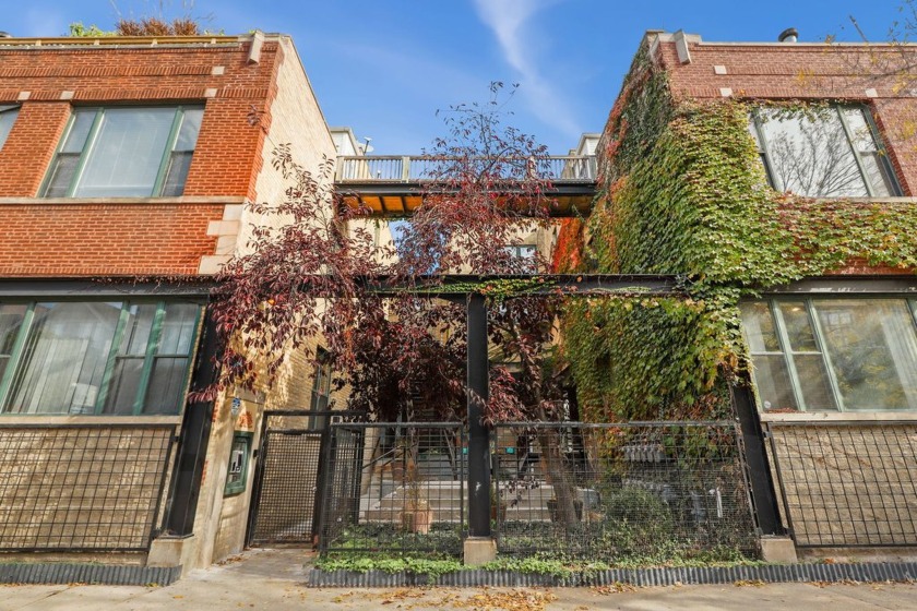 Bright and sunny three bedroom in the coveted Vinery Lofts in - Beach Townhome/Townhouse for sale in Chicago, Illinois on Beachhouse.com