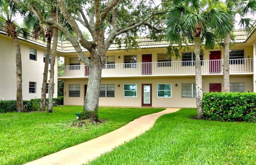 This fully furnished Vista Gardens condo is move-in ready! - Beach Condo for sale in Vero Beach, Florida on Beachhouse.com