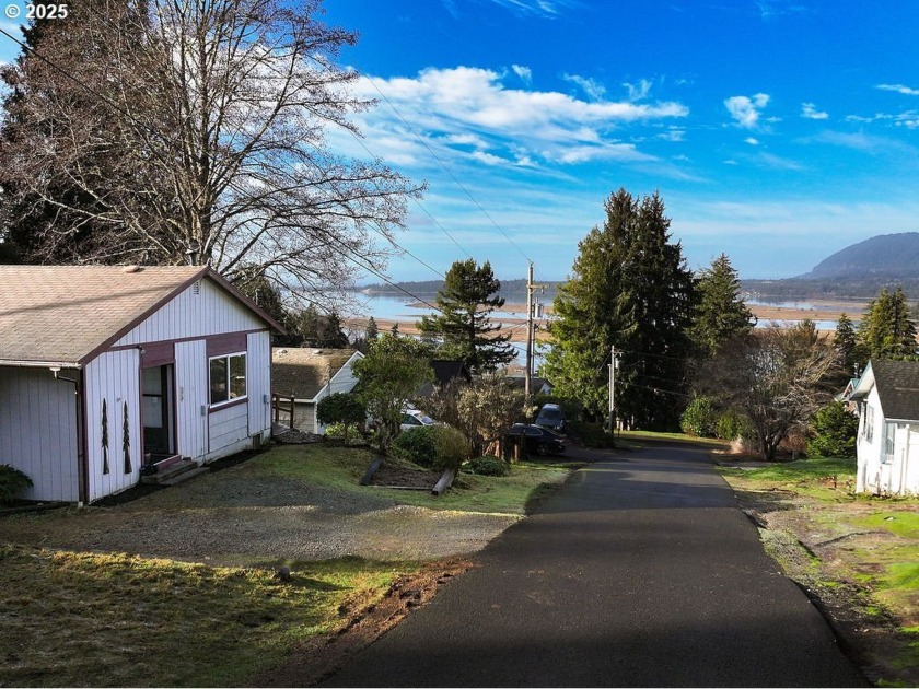 Situated on a .23-acre parcel, this 1,297-square-foot one-level - Beach Home for sale in Wheeler, Oregon on Beachhouse.com