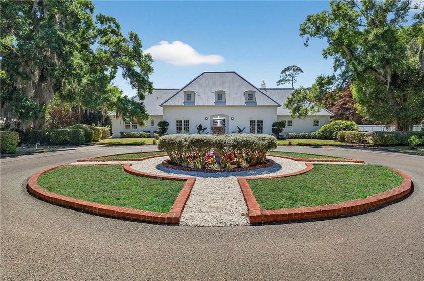 Tucked along prestigious Doctor's Row just minutes from the - Beach Home for sale in Vero Beach, Florida on Beachhouse.com