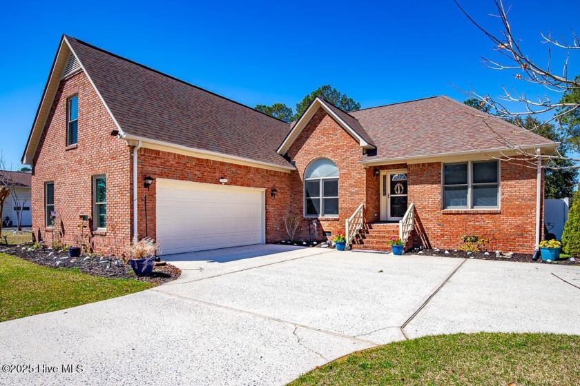 SCHEDULE YOUR SHOWING!!! COZY AND SERENE WITH THE ABILITY FOR - Beach Home for sale in New Bern, North Carolina on Beachhouse.com