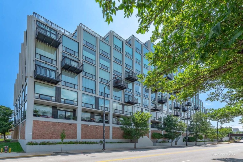 Spacious, sun-drenched 2 bed/2 bath condo with split floorplan - Beach Home for sale in Chicago, Illinois on Beachhouse.com